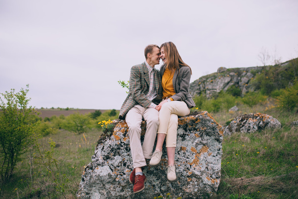 rakastava pari istuu kivi
 - Valokuva, kuva