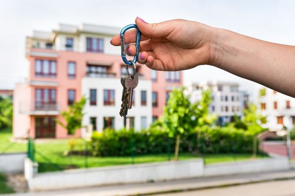 Agente immobiliare che dà le chiavi di casa ad un nuovo proprietario
 - Foto, immagini