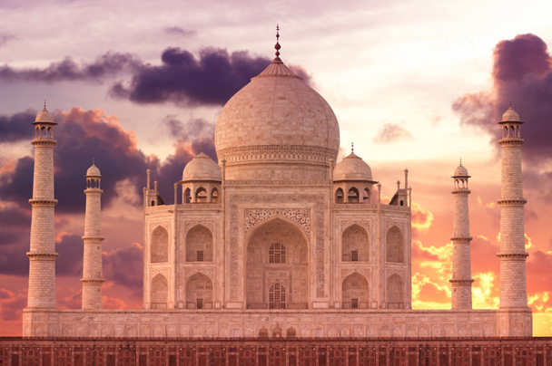 Auringonlasku Taj Mahalin mausoleumin yllä
 - Valokuva, kuva