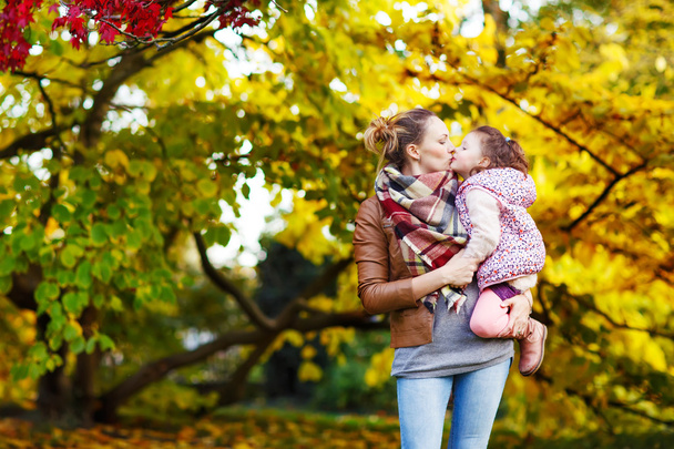 matka a její malá dcera na krásné podzimní park - Fotografie, Obrázek