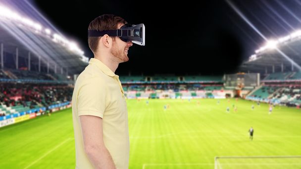 чоловік у гарнітурі віртуальної реальності над футбольним полем
 - Фото, зображення