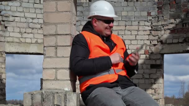 Civil engineer using tablet PC and start laughing - Πλάνα, βίντεο