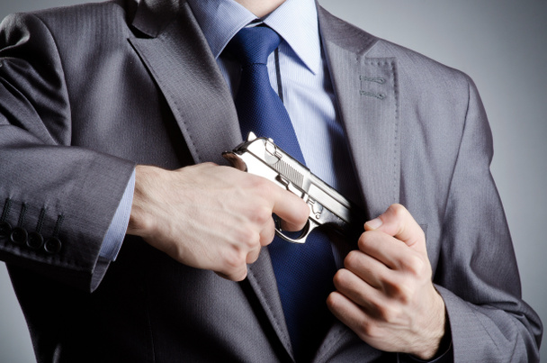 επιχειρηματίας άνθρωπος με πυροβόλο όπλο χεριών - Φωτογραφία, εικόνα
