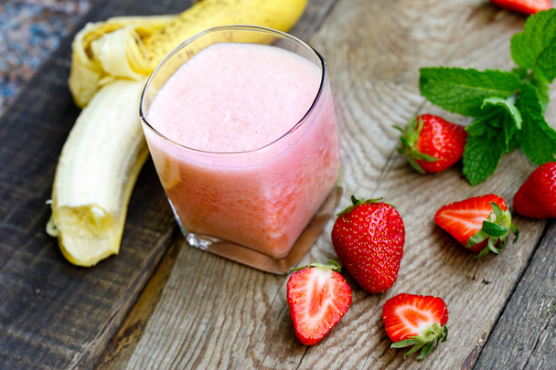 Smoothie μπανάνας - φράουλα σε ποτήρι (υγιείς χορτοφάγες ποτό) - Φωτογραφία, εικόνα