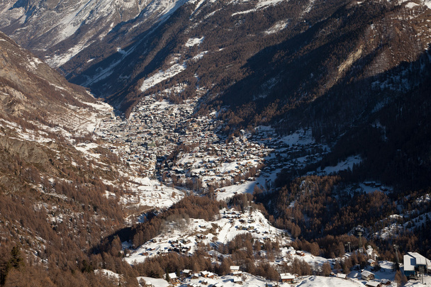 Vista panorâmica da aldeia montanhosa de Zermatt, Suíça
 - Foto, Imagem
