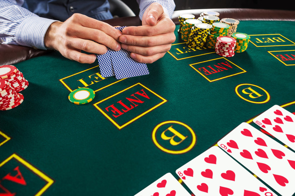 Gros plan du joueur de poker avec des cartes à jouer et des jetons
 - Photo, image