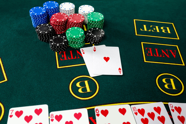 Poker oynamak. Yongaları ve kartları - Fotoğraf, Görsel