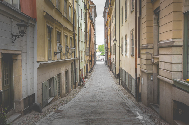Узкая улица в Старом городе (Гамла Стан) Стокгольма, Швеция
 - Фото, изображение
