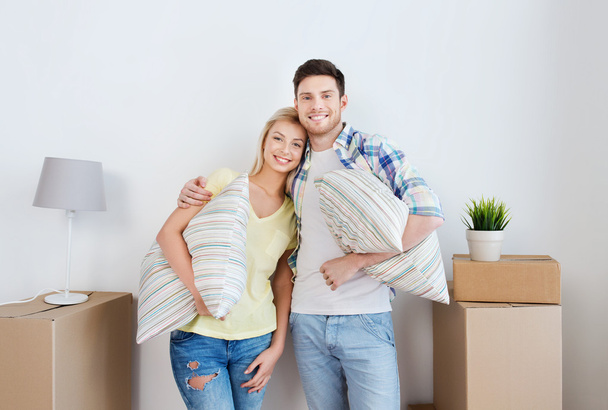 coppia felice con roba trasferirsi in una nuova casa - Foto, immagini