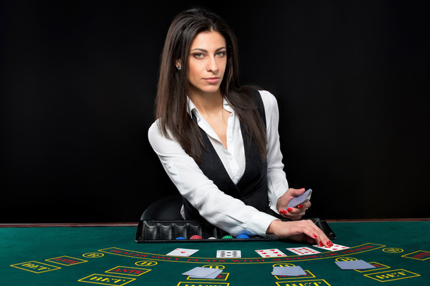 Красивая девушка, дилер, за столом для покера
 - Фото, изображение