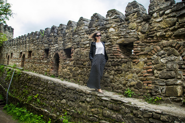 Mujer triste caminando en la muralla de la fortaleza
 - Foto, imagen