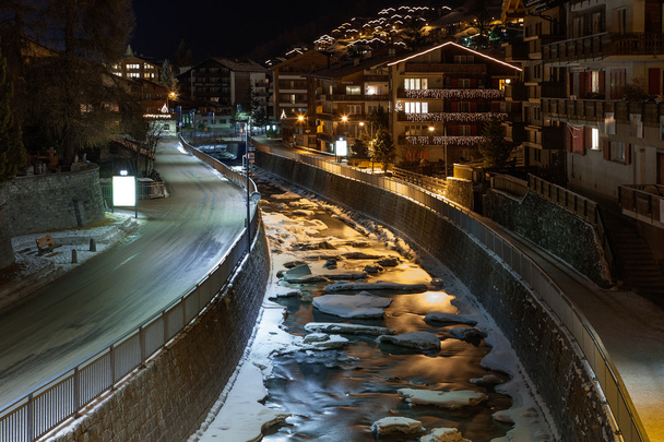 Vistas panorámicas nocturnas de Zermatt (y el río congelado), Suiza
 - Foto, Imagen