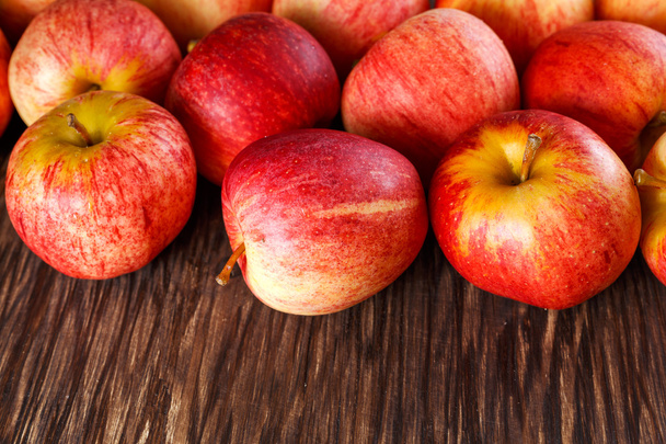 zblízka čerstvých jablek na dřevěné pozadí - Fotografie, Obrázek