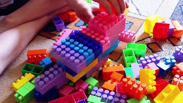 Kinder bauen Raumschiff mit Plastikklötzen. - Filmmaterial, Video