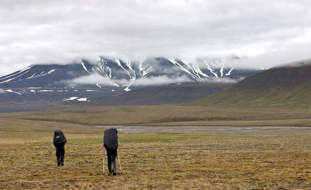 Deux personnes marchant dans la toundra sur le Svalbard
 - Photo, image