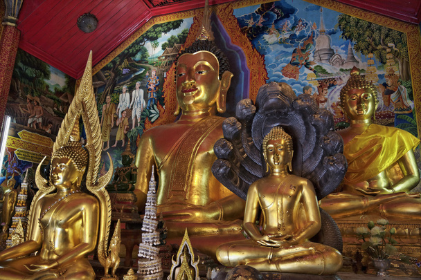 タイ、チェンマイ、prathat ドイステープ仏教寺院の黄金の仏像 - 写真・画像