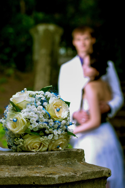 Bouquet de mariage sur fond de mariée et marié
 - Photo, image