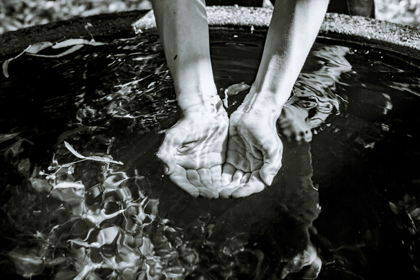 Drží vodu ze studny v dlaní, černé a bílé shot - Fotografie, Obrázek
