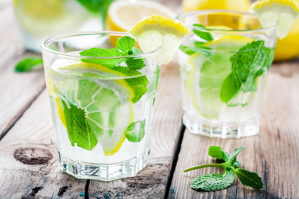 zomer iced drankje met citroen en munt - Foto, afbeelding