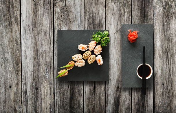 Ensemble de sushi gunkan au bois
. - Photo, image