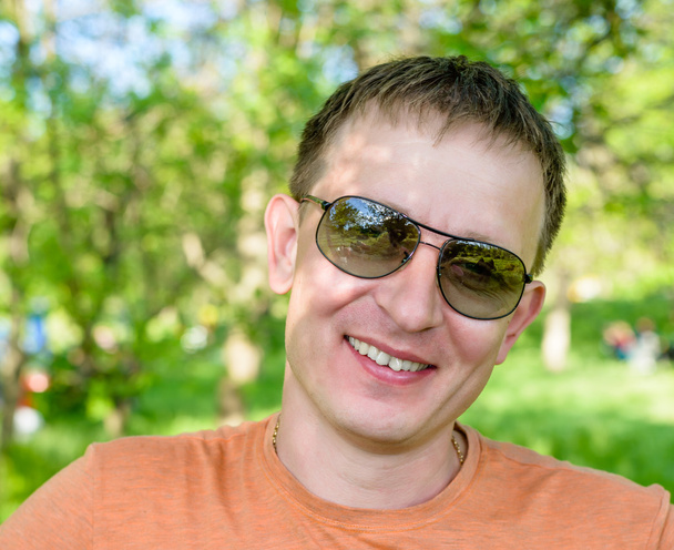 Przystojny poważny człowiek w modne okulary przeciwsłoneczne - Zdjęcie, obraz