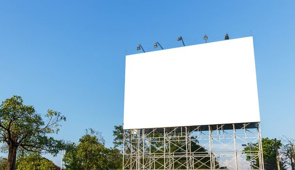 blanco billboard op blauwe lucht - Foto, afbeelding