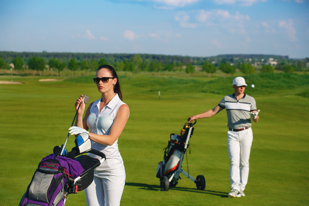 Молоді жінки і чоловіки грають в гольф
 - Фото, зображення