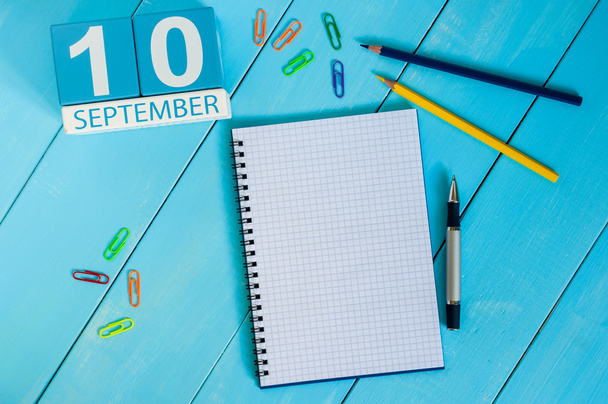 10 вересня. Зображення з 10 вересня календар дерев'яні колір на білому тлі. Осінній день. Порожній простір для тексту. Всесвітній день першої допомоги - Фото, зображення