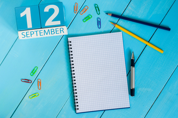 12. září. Obraz září 12 dřevěný barevný kalendář na bílém pozadí. Podzimní den. Prázdné místo pro text - Fotografie, Obrázek