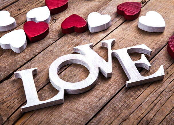 Das Wort "Liebe" auf einem alten Holzbrett. Valentinstag - Foto, Bild