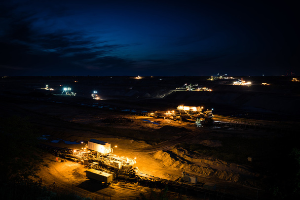 Mineração de carvão a céu aberto na Alemanha à noite
 - Foto, Imagem
