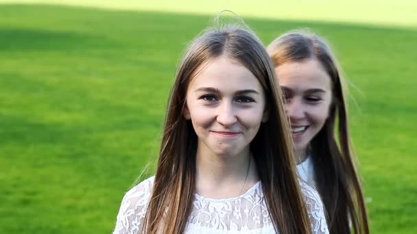 Dwa urocze siostry emocjonalne Bliźniaczki - Materiał filmowy, wideo