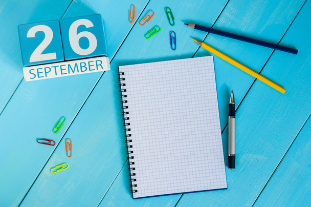 26. září. Obraz září 26 dřevěný barevný kalendář na bílém pozadí. Podzimní den. Prázdné místo pro text - Fotografie, Obrázek
