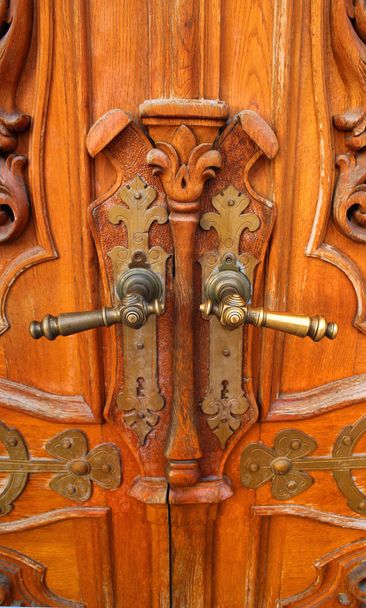 古い木製のドア着用非対称ハンドル.  - 写真・画像