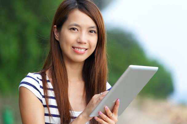 asiatique femme en utilisant tablette informatique - Photo, image