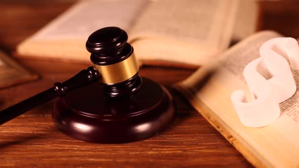 Βιβλία δικαίου με σφυρί δικαστή - Πλάνα, βίντεο