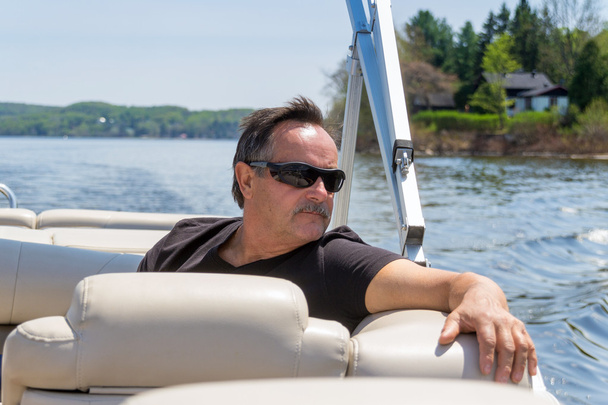 άνδρες 60 ετών, χαλαρώνοντας σε μια βάρκα στο καλοκαίρι - Φωτογραφία, εικόνα