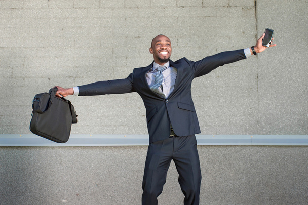 hombre de negocios afroamericano se regocija
 - Foto, Imagen