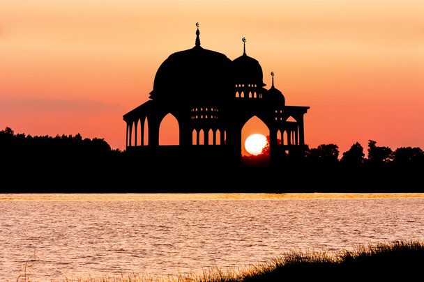 Силует мечеть на тлі заходу сонця - Фото, зображення