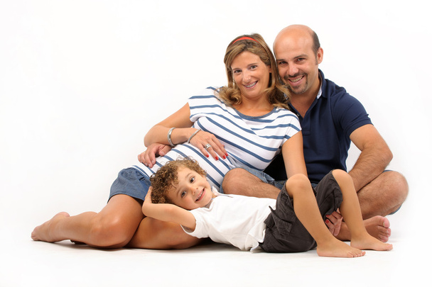 ευτυχισμένη οικογένεια, μαζί με την έγκυο γυναίκα - Φωτογραφία, εικόνα