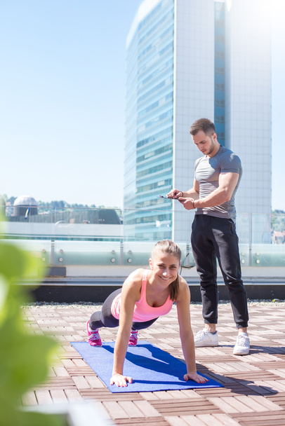 Push ups outdoor with personal trainer support - Zdjęcie, obraz