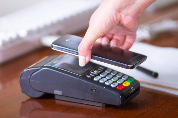 Hitelkártya gép-val egy okos telefon, legegyszerűbb módja annak, hogy fizetni váltók kód olvasó - Fotó, kép