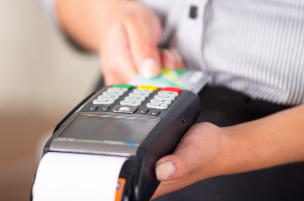 Κοντινό πλάνο της μηχανής πιστωτική κάρτα, ωραία γυναίκα χέρια που κρατούν αυτό - Φωτογραφία, εικόνα