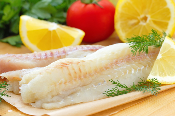 Rauwe vis met kruiden en citroen - Foto, afbeelding