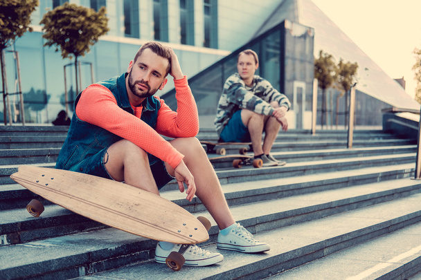 Twee stedelijke man poseren met longboards - Foto, afbeelding