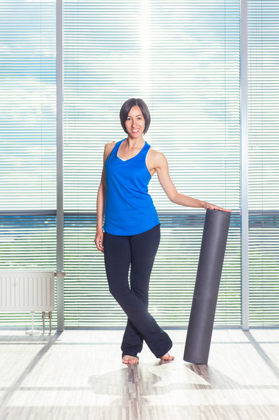 fitness, esporte, treinamento e conceito de estilo de vida - mulher fazendo pilates no chão com rolo de espuma
 - Foto, Imagem