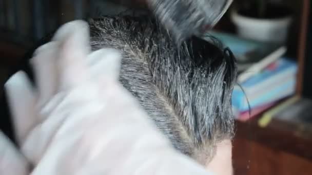 Coloriage fille dans un salon de coiffure
 - Séquence, vidéo