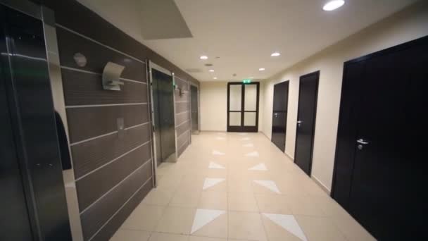 Μεταλλικές πόρτες ανελκυστήρων  - Πλάνα, βίντεο