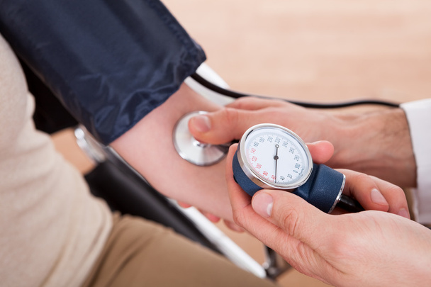 Doctor checking blood pressure - Fotografie, Obrázek