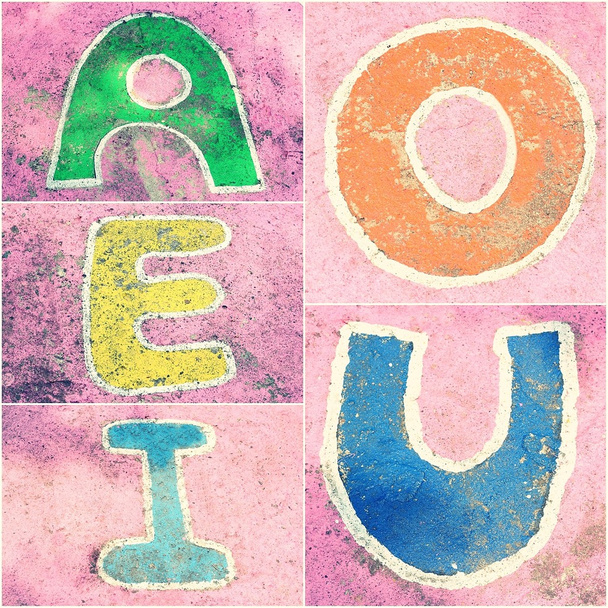 vieja palabra "A, E, I, O, U" signo sobre el fondo de cemento
 - Foto, Imagen